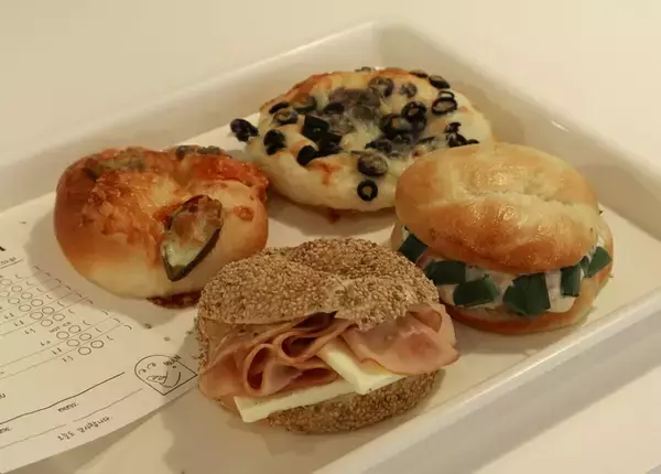 「韓国カフェ「MUUN Seoul」原宿本店がリニューアル！塩パンやベーグルなど焼きたてパンが楽しめるベーカリー専門店に」の画像
