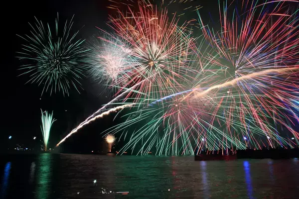 【淡路島・福良湾で約500発の海上花火】一夜限りの特等席「フクラリエ花火クルーズ」11月16日開催