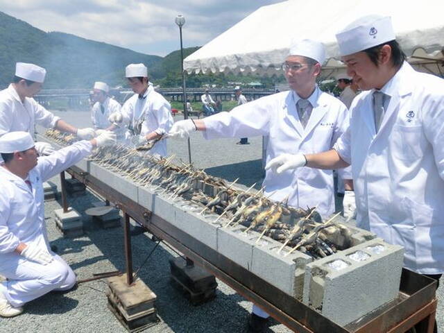 【嵐山若鮎祭2026】事前予約制！炭火焼き若鮎の試食や鮎のつかみ取り体験も｜京都