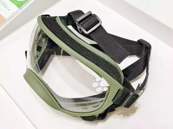 「【愛犬も紫外線対策】眼鏡市場初の犬用サングラス「ワングラス」が登場！夏のお散歩や旅行のお供に」の画像