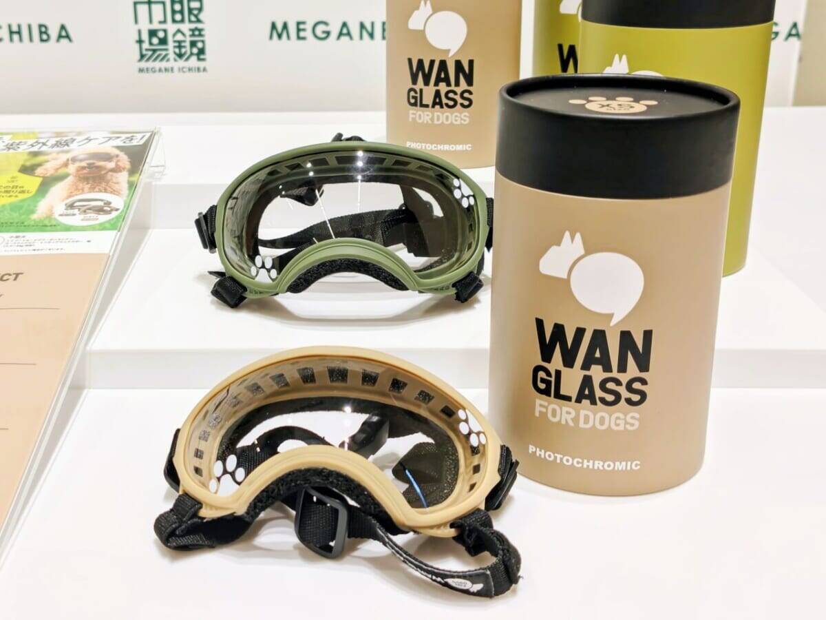【愛犬も紫外線対策】眼鏡市場初の犬用サングラス「ワングラス」が登場！夏のお散歩や旅行のお供に