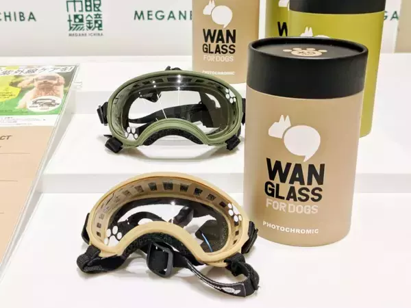 「【愛犬も紫外線対策】眼鏡市場初の犬用サングラス「ワングラス」が登場！夏のお散歩や旅行のお供に」の画像