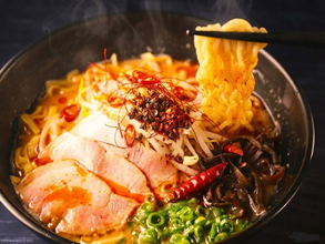 辛さと痺れがクセになる！「麻辣みそ豚骨ラーメン」期間限定で登場｜広島