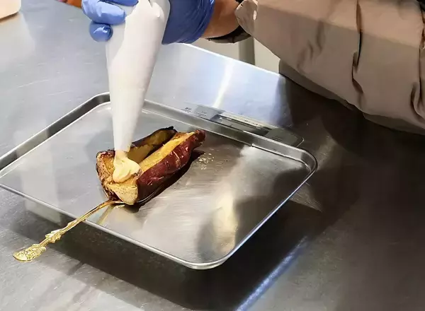 「【鎌倉・若宮大路】冬の食べ歩きグルメに決定！「大仏さまのプリン×焼きいも」の最強とろとろおやつ誕生～」の画像