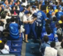阪神ファンの『子ども投げつけ』行為は絶対に許せない！　ネットだけでなくマスコミも怒りの糾弾報道