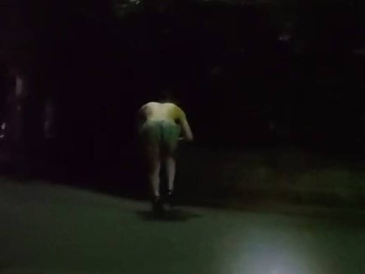 恐怖 真夜中の住宅街でパンツ一丁男を激撮 街灯に照らされた手にはアレが 猛暑のコロナ禍で人格崩壊か 年8月10日 エキサイトニュース