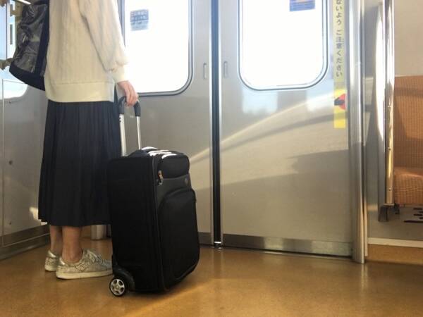 恐怖の瞬間 走行中の電車のドアが開いた もたれかかっていた人は奈落の底へ 21年2月3日 エキサイトニュース