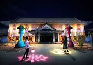 ネイキッド、“新時代の夏祭り”をテーマに豊川稲荷で「ヨルモウデ」開催。手筒花火・夜店なども
