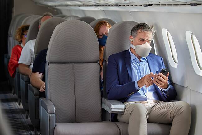 機内モードが過去の遺物に？フライト中の自由な通話を可能にする防音マスク「Skyted」