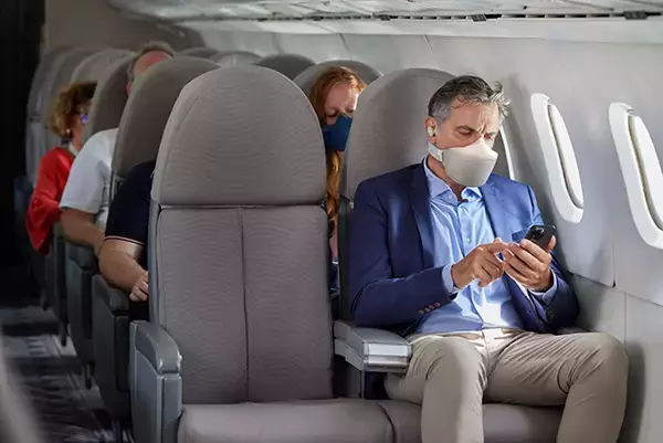 「機内モードが過去の遺物に？フライト中の自由な通話を可能にする防音マスク「Skyted」」の画像