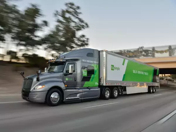米国郵政公社、自動運転トラックによる長距離輸送の実証実験に着手