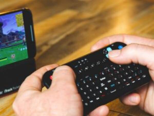 キーボードタイピングも可能 スマホ用ゲーミングコントローラーがindiegogoに出展か 19年5月31日 エキサイトニュース キーボードタイピングも可能 スマホ用ゲーミングコントローラーがindiegogoに出展か 19年5月31日 エキサイトニュース