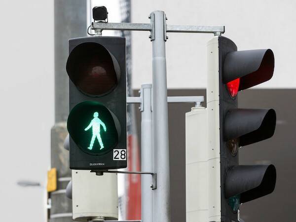 横断歩道を渡りたい歩行者を人工知能で認識する歩行者用信号システムが開発される 19年6月2日 エキサイトニュース