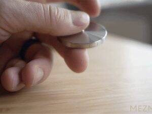 デスクで回すと落ち着く コインフィジェット Mezmocoin は12分以上回転する 19年6月17日 エキサイトニュース