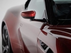 運転時の死角なし!? 3つのカメラの映像を映し出すバックミラーシステム開発