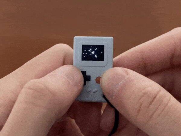 キーホルダーに付けられるゲーム機 親指サイズの Thumby はレトロゲーム5種搭載 21年10月11日 エキサイトニュース