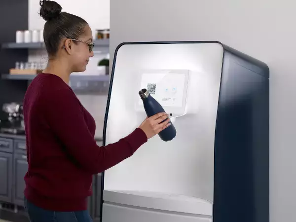「プラスチックごみ全廃をめざして!ペプシコが開発したマイボトル専用の全自動炭酸飲料機が話題に」の画像