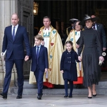 ジョージ王子＆シャーロット王女、曽祖父の追悼式に参列　「完璧なお行儀」と称賛の声