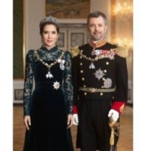 デンマークのメアリー王妃、新ポートレートで歴史あるエメラルドのティアラを着用