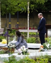 ウィリアム王子・キャサリン妃夫妻、マンチェスター自爆テロ追悼記念碑の除幕式に出席