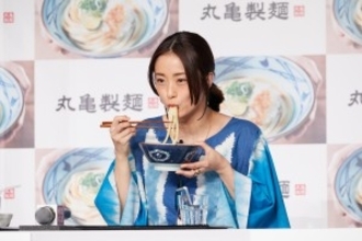 上戸彩、うどんの見事な食べっぷり披露　CM撮影後「食べ足りなくて…」とある行動に