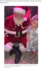 サンタの膝の上に「座りたくない」と伝えた3歳の女の子、サンタの対応に称賛の声（米）＜動画あり＞