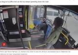 「走行中のバス運転手を殴り、座席から引きずり出す男　衝撃映像に「殺人未遂」と怒り（米）＜動画あり＞」の画像1