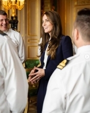 キャサリン皇太子妃　“ウェールズ公妃”として初の単独公務　ネイビーブルーのスーツ姿が「とてもエレガント！」