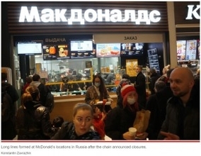 ロシアのマクドナルドが営業停止で大行列　ナゲットソース1個約15万円で高額転売も