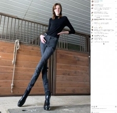 身長208cm超、世界で最も長い脚を持つ女性　ジーンズは特注、デートは？（米）＜動画あり＞