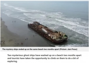 同じ浜辺に打ち上がった2隻の“幽霊船”　不気味な姿が観光客を集める（ペルー）
