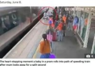 駅ホームでベビーカーが電車と接触　赤ちゃんは奇跡的に無事（英）＜動画あり＞
