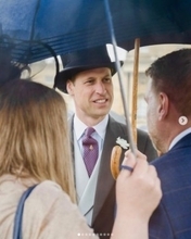 ウィリアム皇太子、バッキンガム宮殿でガーデンパーティを主催　雨天をジョークにして場を和ます