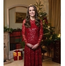 キャサリン皇太子妃、「クリスマス礼拝」のためにツリーを飾り付け　動画で着たセーターが即完売に