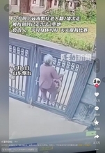 認知症を患う92歳女性、介護施設の高さ2メートル以上の門を乗り越える（中国）＜動画あり＞