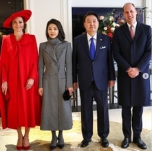 ウィリアム皇太子夫妻、韓国の大統領夫妻を迎える　キャサリン皇太子妃は赤のワントーンコーデで登場