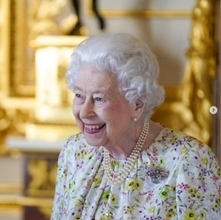 エリザベス女王が96歳に　公式SNSで最新ポートレートと2歳当時の秘蔵写真を公開