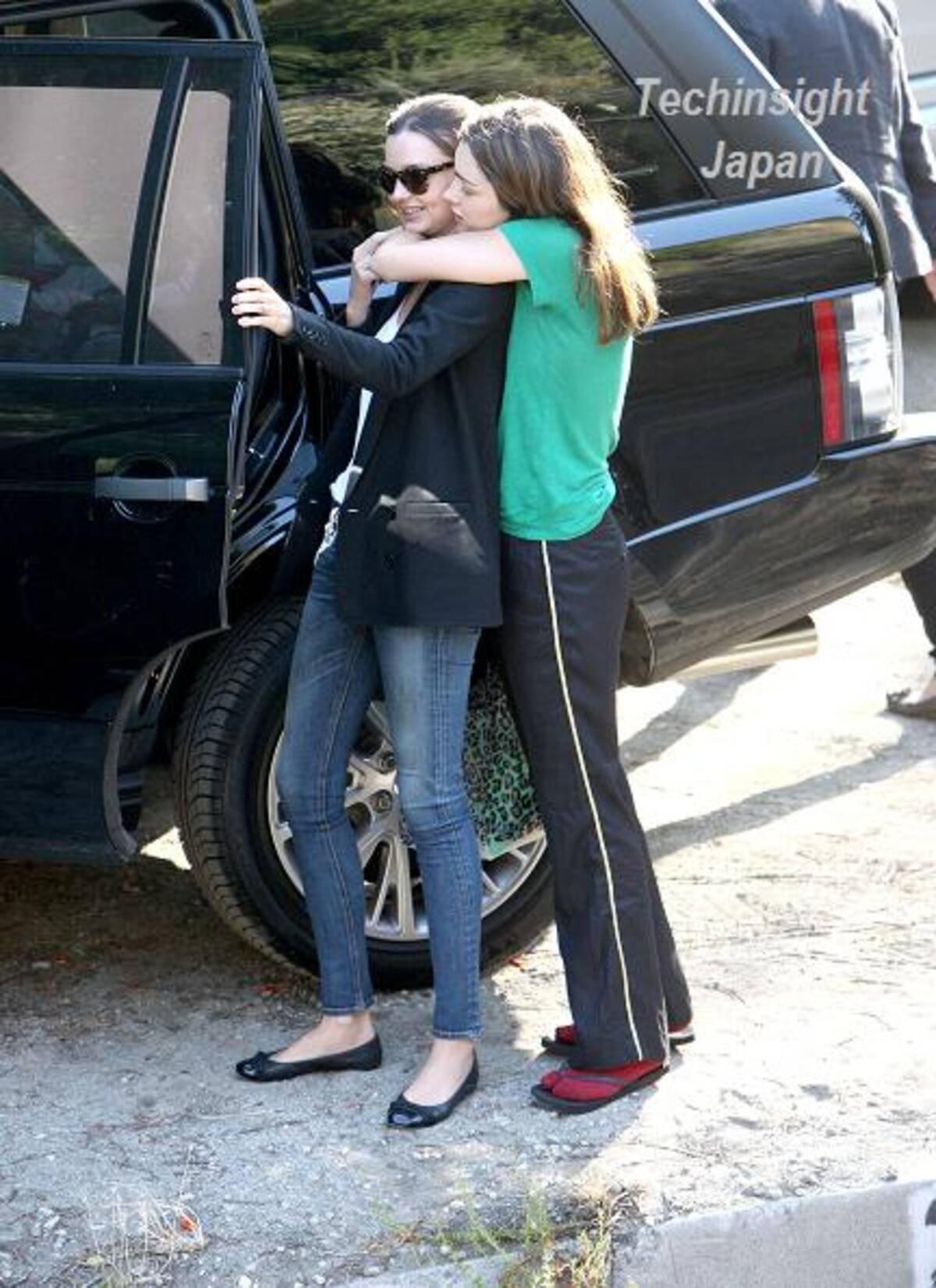 イタすぎるセレブ達 ミランダ カーに抱きつく超ダサイ女性 まさか妹 11年6月15日 エキサイトニュース