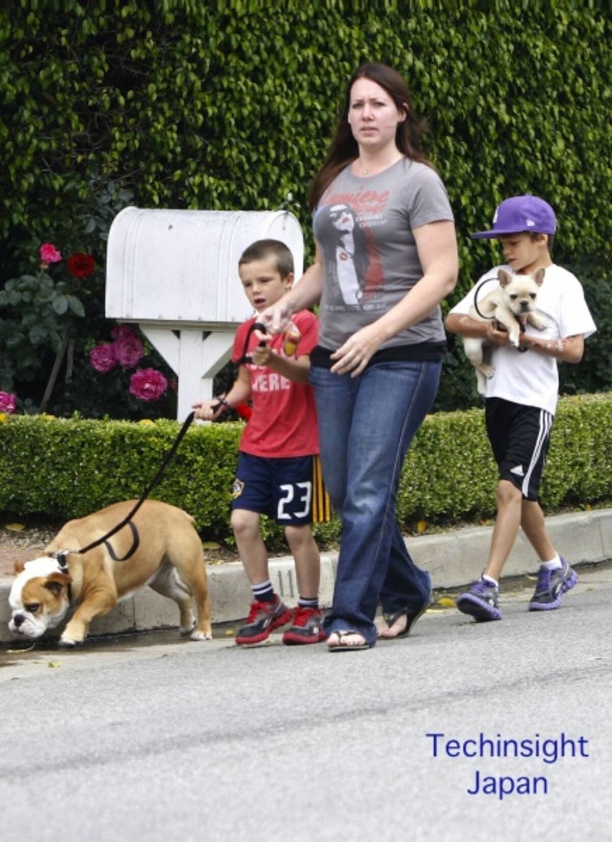 イタすぎるセレブ達 デヴィッド ベッカムの息子達 犬の散歩でご機嫌 次男は腕に簡易タトゥーで父の真似 11年6月17日 エキサイトニュース