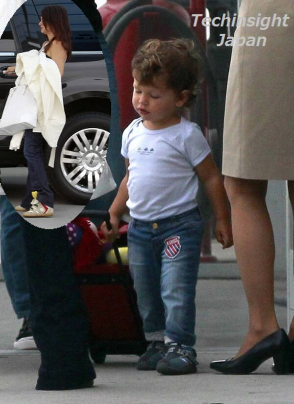 女優ペネロペ クルスの1歳半の息子 自分専用スーツケースを転がす見事な自立心 12年6月19日 エキサイトニュース