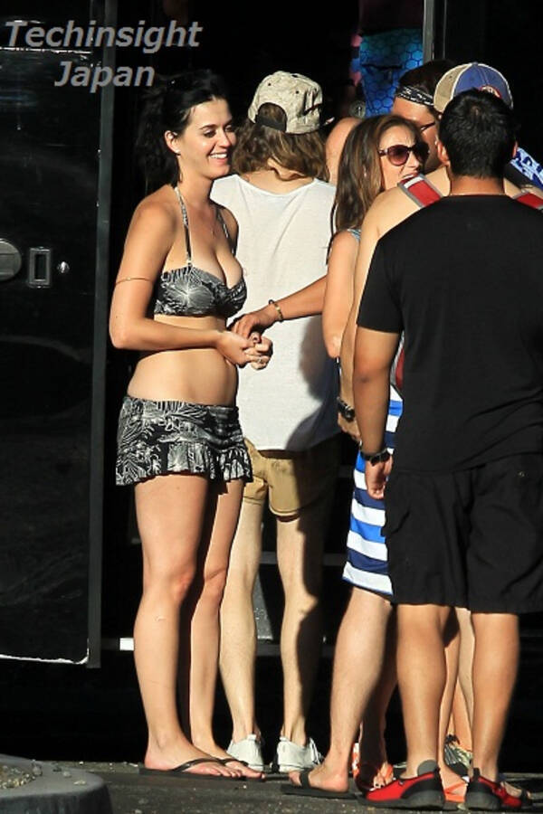 ウォーターパークにこの手のビキニはNG？ ケイティ・ペリーお尻丸見えのアクシデント。 (2012年8月15日) エキサイトニュース