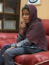 タリバンの兄に爆弾チョッキを着せられた10歳少女、保護される。（アフガニスタン）