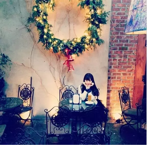 小嶋陽菜がNYで“秋元康ゆかりのカフェ”へ。名曲の歌詞が生まれた場所で感慨ひたる。