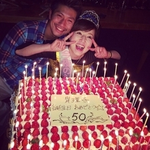 磯野貴理子、幸せいっぱい！　50歳の誕生会に夫婦でケーキを顔に塗りたくる。