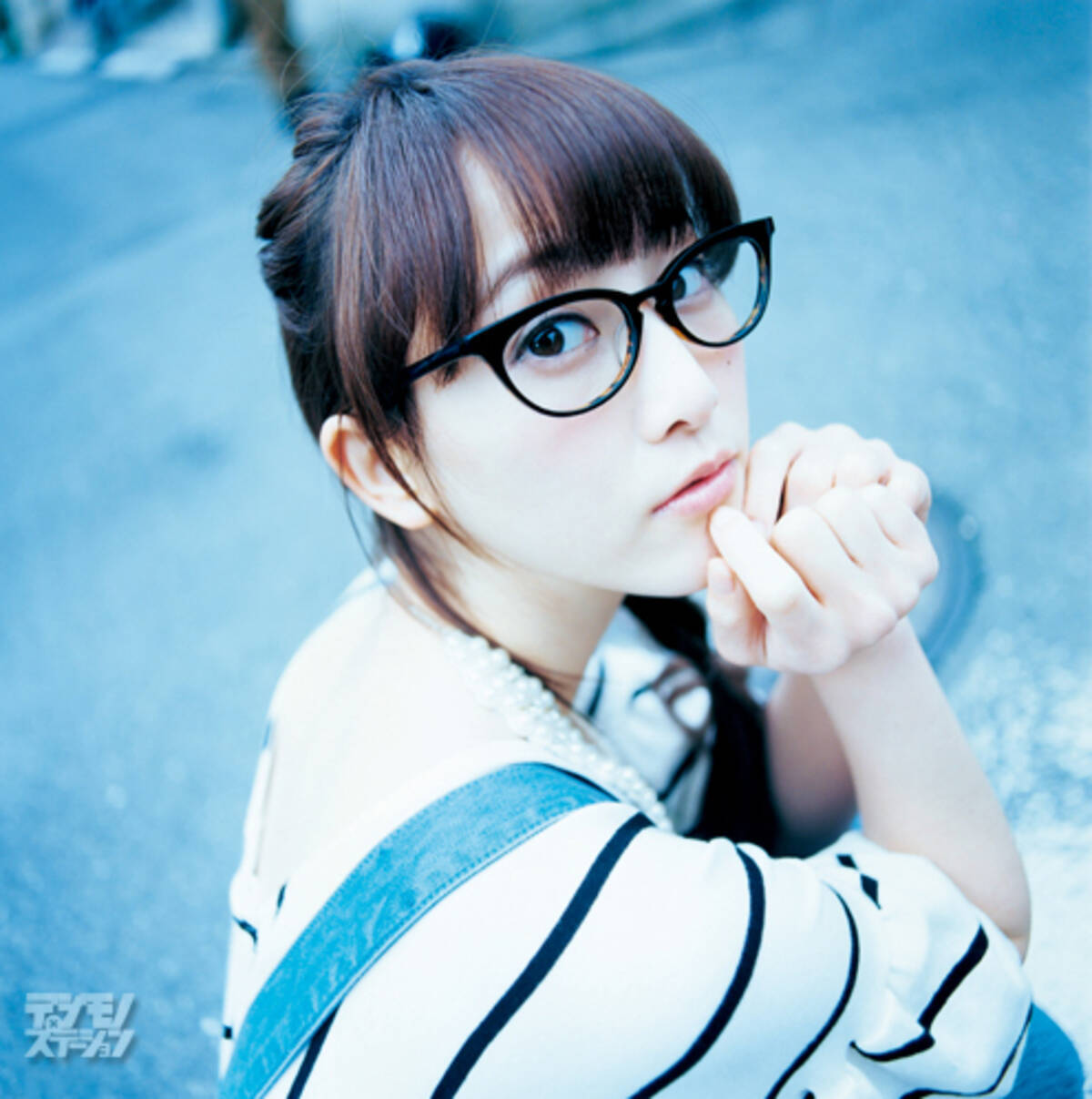 松井玲奈が 眼鏡っ娘 姿を披露 黒縁めがねでちょっと大人びた女性に変身 14年3月25日 エキサイトニュース