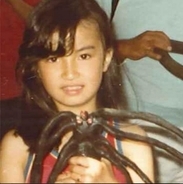 平子理沙、小3時代の写真に戸惑うファン。「美少女と巨大なクモ」