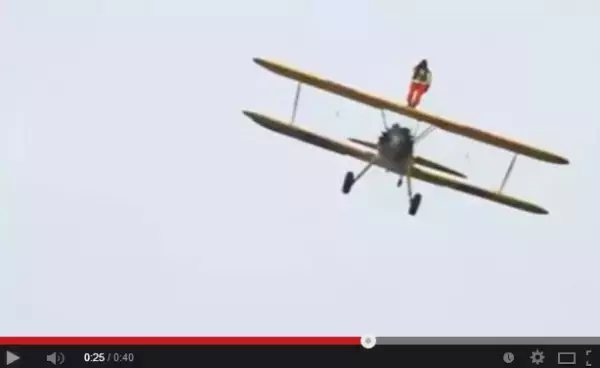 空飛ぶ飛行機の翼の上に乗る「ウィング・ウォーキング」、94歳英男性また世界記録。＜動画あり＞