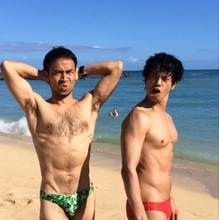 ワッキー×庄司がハワイの海で鍛えた筋肉を披露。「2人ともムキムッキー！」と反響。