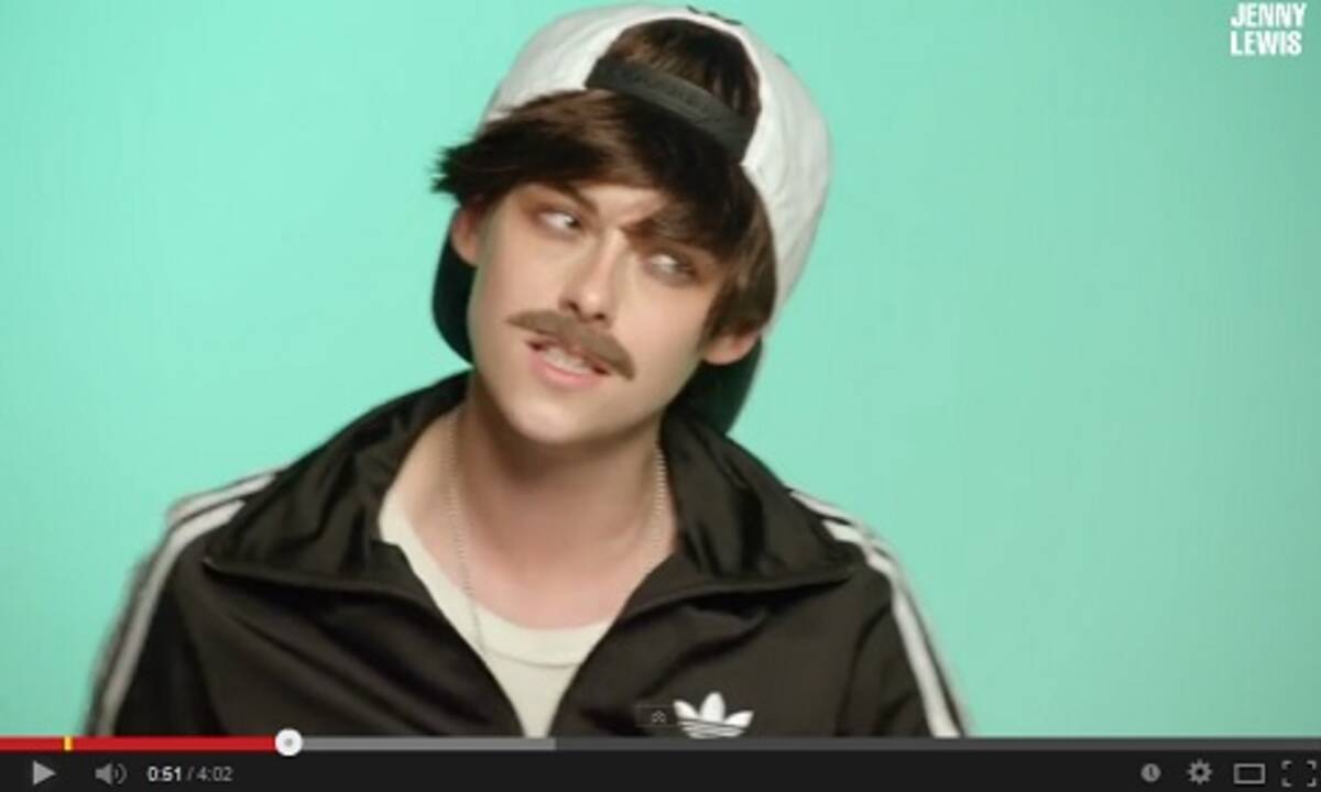 クリステン スチュワートとアン ハサウェイ Mv出演で男装に 動画あり 14年7月16日 エキサイトニュース クリステン スチュワートとアン ハサウェイ Mv出演で男装に 動画あり 14年7月16日 エキサイトニュース