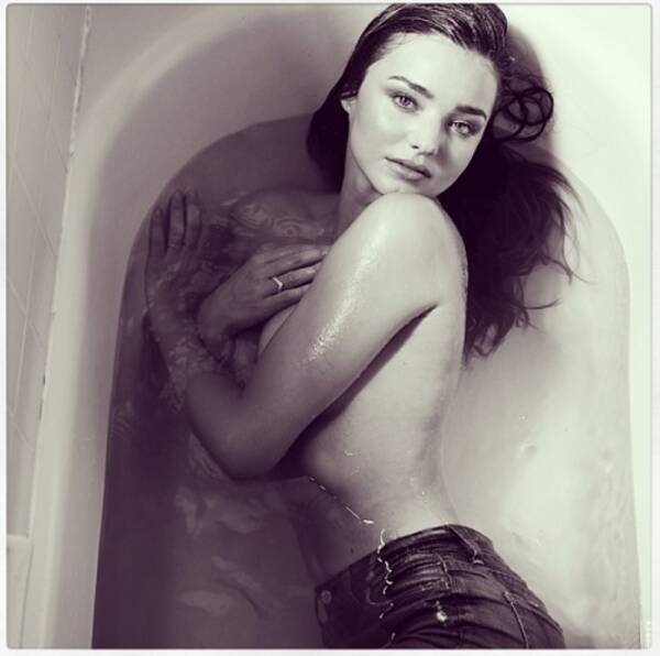 オーリーvsジャスティンのバトル勃発後 ミランダ カーがトップレス写真を公開 14年8月1日 エキサイトニュース オーリーvsジャスティンのバトル勃発後 ミランダ カーがトップレス写真を公開 14年8月1日 エキサイトニュース